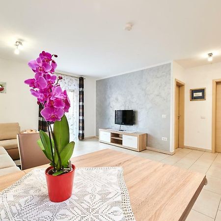 Apartman Leon Umag Exterior foto