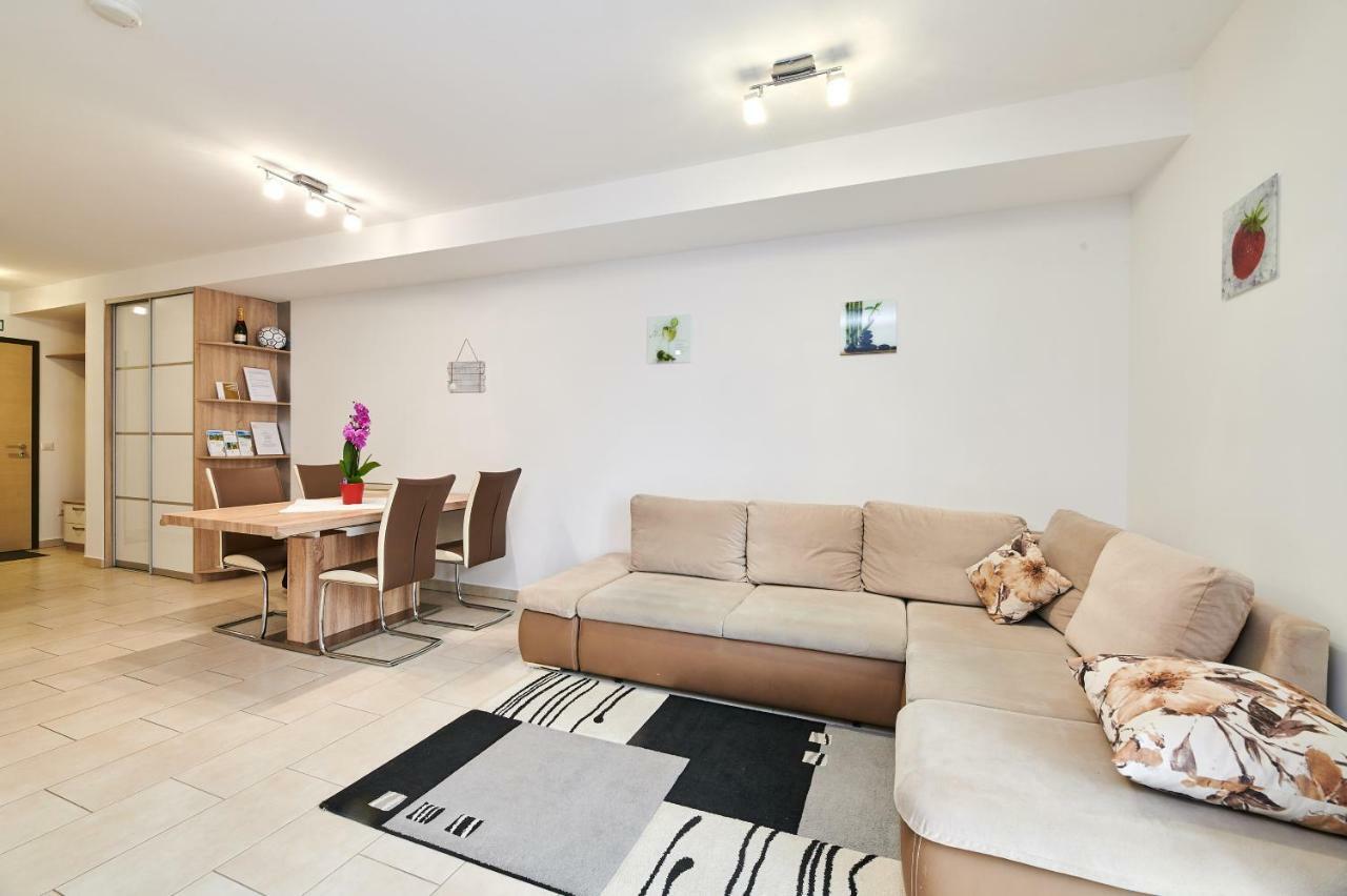 Apartman Leon Umag Exterior foto