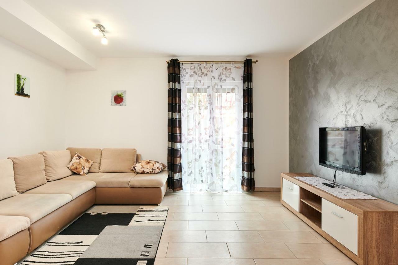 Apartman Leon Umag Exterior foto