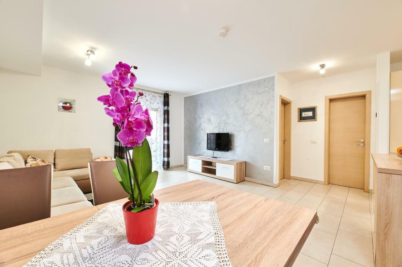 Apartman Leon Umag Exterior foto