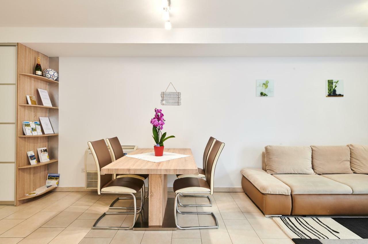 Apartman Leon Umag Exterior foto