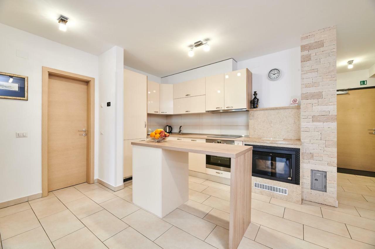 Apartman Leon Umag Exterior foto
